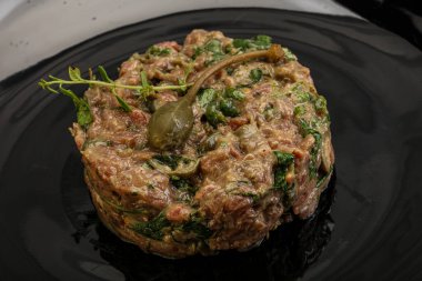 Kaparili çiğ tartar atıştırmalığı.