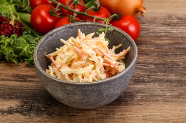 Lahana ve havuçlu vejetaryen lahana salatası.