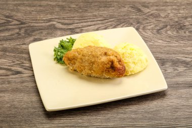 Patates püresiyle doğranmış etten çıtır tavuk pirzolası.