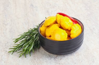 Turşulu sarı pastanın içinde doğal atıştırmalıklar.