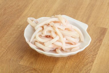 Terbiye edilmiş mürekkep balığı kasede atıştırmalık.