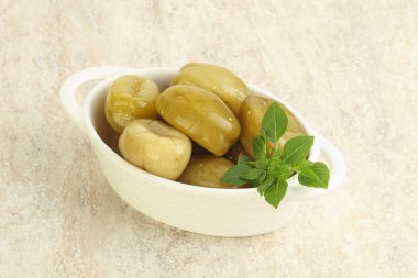 Kavanozda yeşil domates aperatifi.