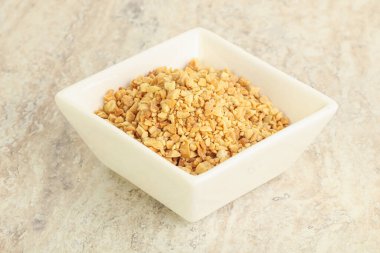 Kavrulmuş fıstık, yemek pişirmek için kasede.