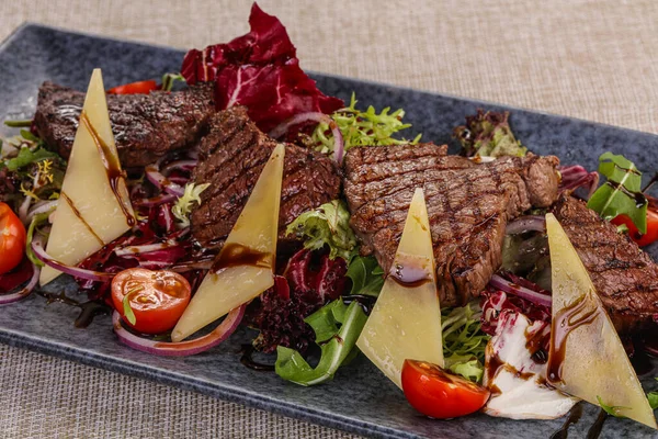 Salada Saborosa Com Carne Assada Queijo Parmesão — Fotografia de Stock