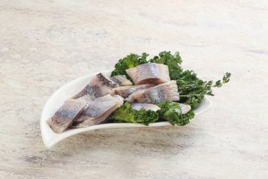 Kavanozda balık fileto dilimi var.