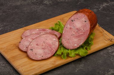 Baharatlı ve otlu füme jambon.