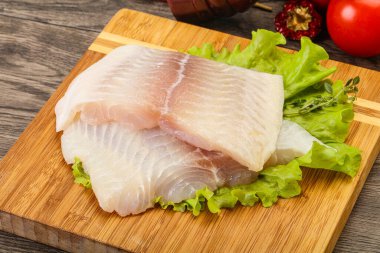 Pişirmek için çiğ pangasius fileto balığı.