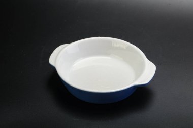 Mutfak için renkli boş kase izole