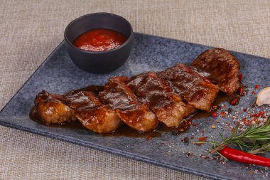 Domates soslu ve biberiyeli ızgara domuz eti.