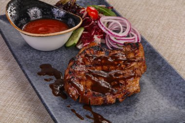 Domates soslu ve soğan halkalı ızgara domuz eti.