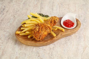 Kızarmış patates ve soslu tavuk budu.