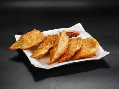 Kafkas geleneksel mutfağı - et ve baharatlı cheburek