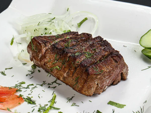 Steak Bœuf Grillé Servi Oignon Herbes — Photo