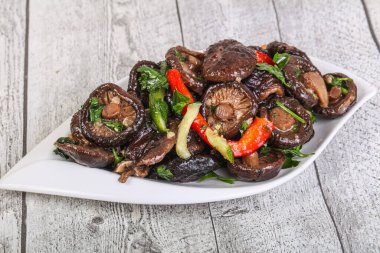 Baharatlı ve otlu terbiye edilmiş Shiitake mantarı.