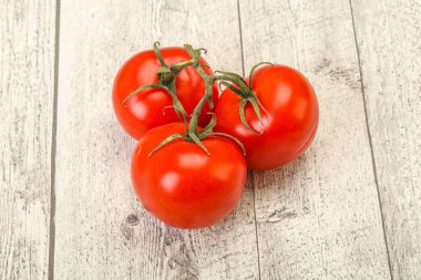 Kırmızı parlak olgun ve tatlı domates dalı