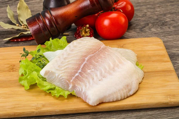 Pişirmek için çiğ pangasius fileto balığı.