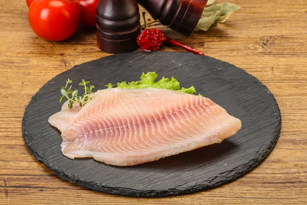 Pişirmek için çiğ tilapia balığı filetosu.