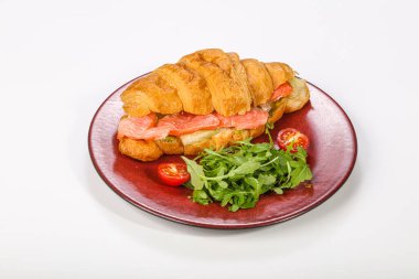 Kahvaltıda somonlu taze kruvasan.