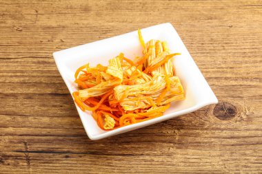 Havuçlu ve baharatlı Kore soya kuşkonmazı.