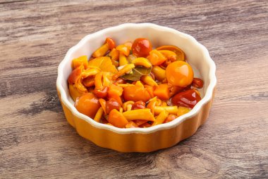 Baharatlı salamura bal mantarı kasede.