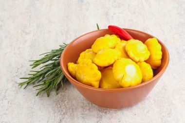 Turşulu sarı pastanın içinde doğal atıştırmalıklar.