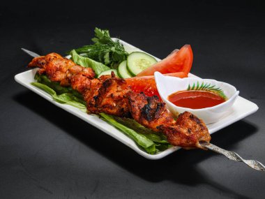 Soslu tavuk budu barbeküsü. Sebze servisi.