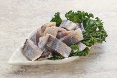 Kavanozda balık fileto dilimi var.