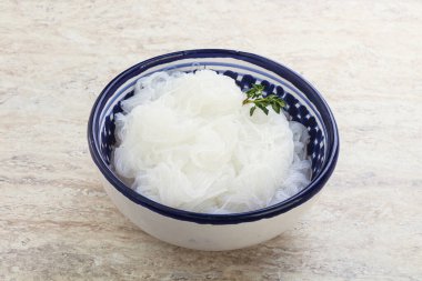 Kavanozda kaynamış Asyalı erişte.