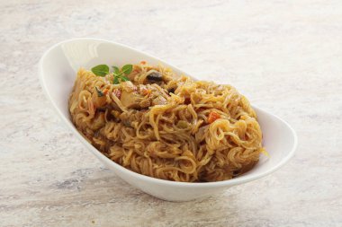 Körili tavuk ve sebzeli Wok Udon