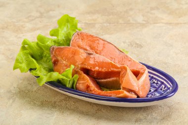 İki pembe somon balığı bifteği. Salata yaprağı.