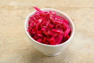 Kasede pancar kökü olan marine edilmiş kırmızı lahana.