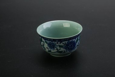 Çay için boş Çin bardağını temizle.