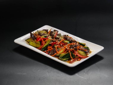 Biftek ve sebzeli Asya salatası