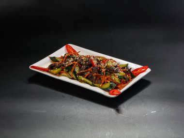 Sebze ve soslu Asya baharatlı biftek salatası.