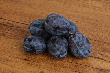 Arkaplanda birkaç olgun erik yığını