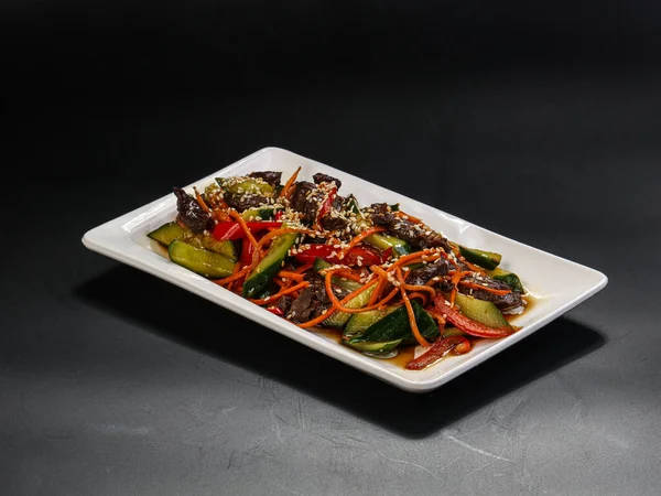 Biftek ve sebzeli Asya salatası