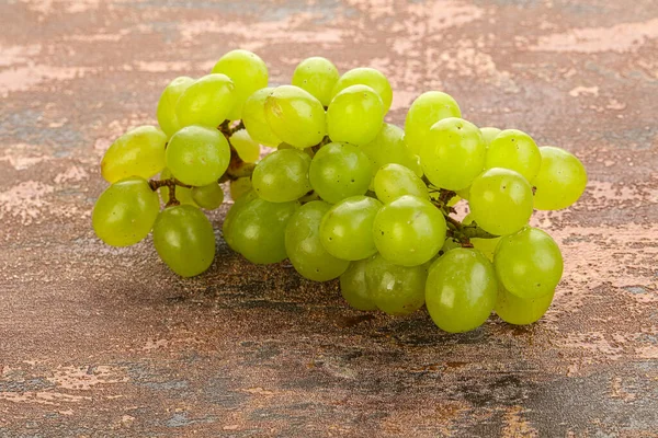 Спелые Зеленые Виноградные Ветви Изолированы — стоковое фото