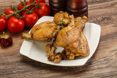 Tatlı ve baharatlı soslu tavşan yahnisi.