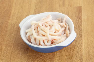 Terbiye edilmiş mürekkep balığı kasede atıştırmalık.