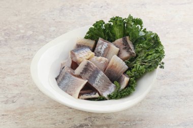 Kavanozda balık fileto dilimi var.