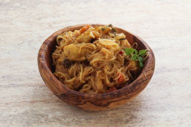 Körili tavuk ve sebzeli Wok Udon