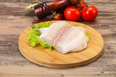 Pişirmek için çiğ pangasius fileto balığı.