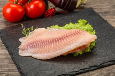 Pişirmek için çiğ tilapia balığı filetosu.