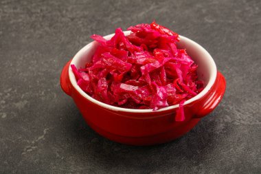 Kasede pancar kökü olan marine edilmiş kırmızı lahana.