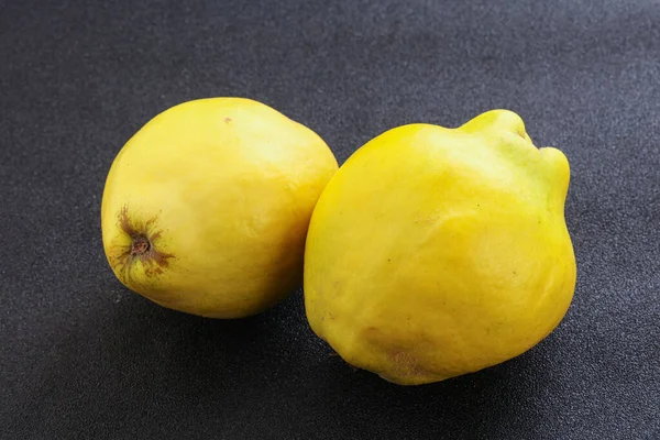 Свіжі Стиглі Жовті Органічні Плоди Айви — стокове фото