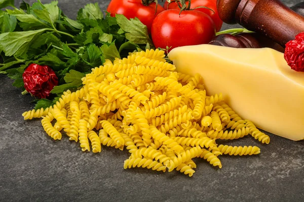 Pâtes Italiennes Crues Fusilli Pour Cuisiner Avec Des Légumes — Photo