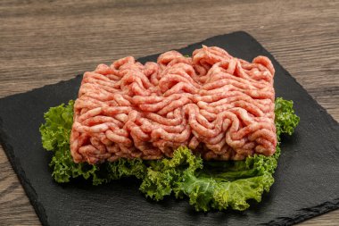 Pişirmek için çiğ domuz kıyması.