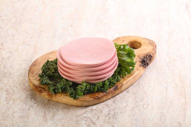 Domuz sucuğu dilimliyor.