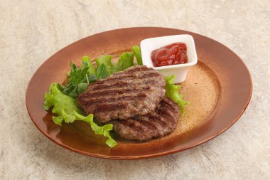 Domates soslu ızgara sığır burger pirzolası