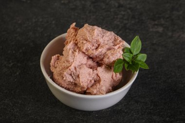 Karaciğer ezmesi kasede fesleğen yaprağı servis edilir.